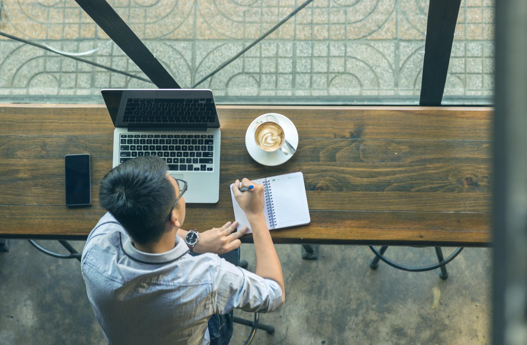 Netzwerk-Administrator bei der Arbeit an Server-Infrastruktur